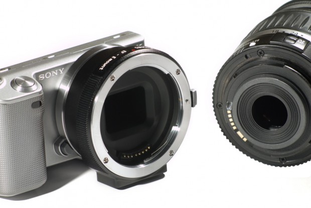 Smart-Adapter f&uuml;r Canon-Objektive an Sony-NEX-Kameras (Bild: Conurus/Metabones)